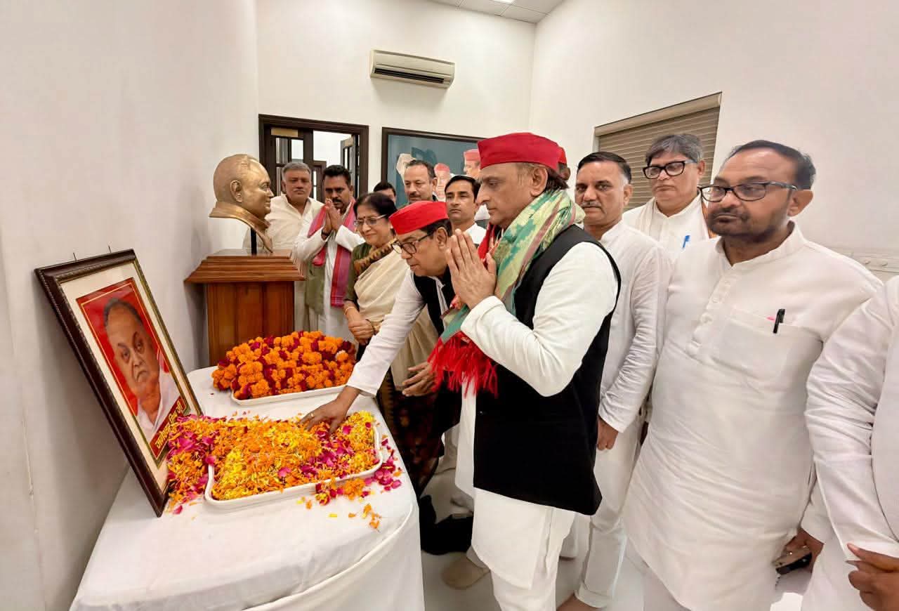 जनेश्वर मिश्र जयंती पर अखिलेश यादव का भाजपा पर हमला, PDA, भ्रष्टाचार और कानून-व्यवस्था पर साधा निशाना